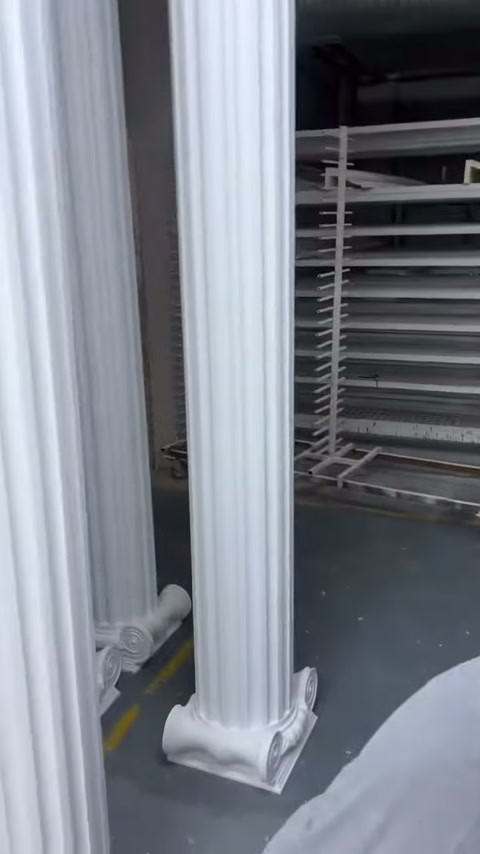 Beyaz yivli sütunlar kaideleri üzerinde atölyede dik duruyor