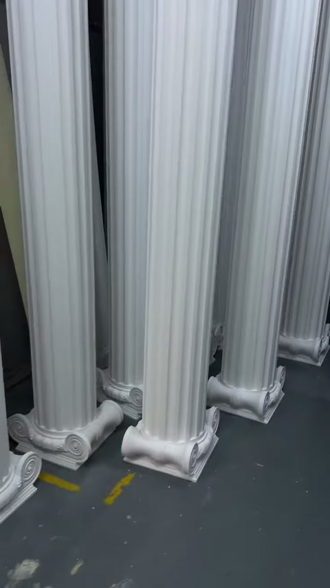 Beyaz sütunların dikey yivleri ve kaide detayları birlikte görülüyor