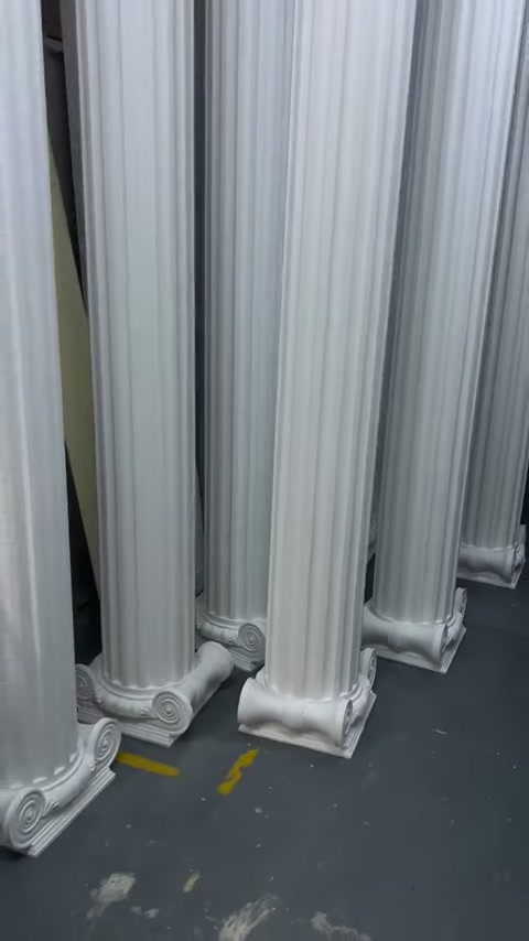Hazırlanan dekoratif sütunlar üretim sonrasında dik biçimde bekletiliyor