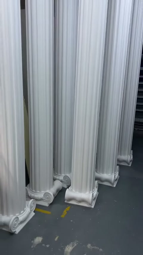 Yan yana yerleştirilen sütunların kaideleri aynı hizada duruyor