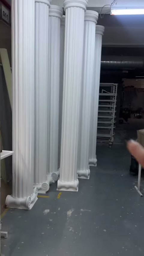 Farklı kalınlıklardaki sütun modelleri üretim alanında yan yana duruyor