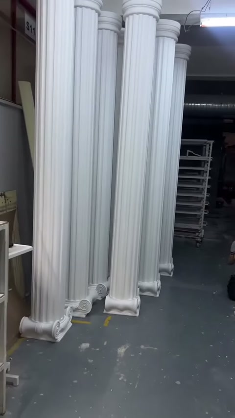 Uzun sütun dizisinin başlık ve gövde oranları topluca görülüyor