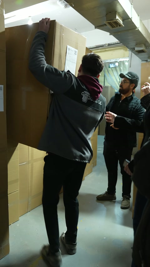 Müşteri dik duran büyük kolinin üst bölümünü inceliyor.