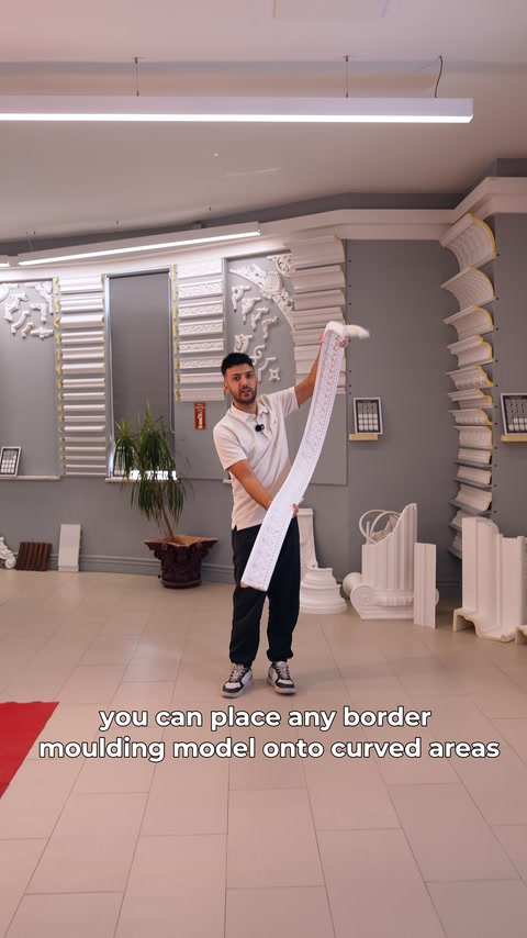 Flex bordür, belirgin bir kavis oluşturacak şekilde elde bükülüyor.