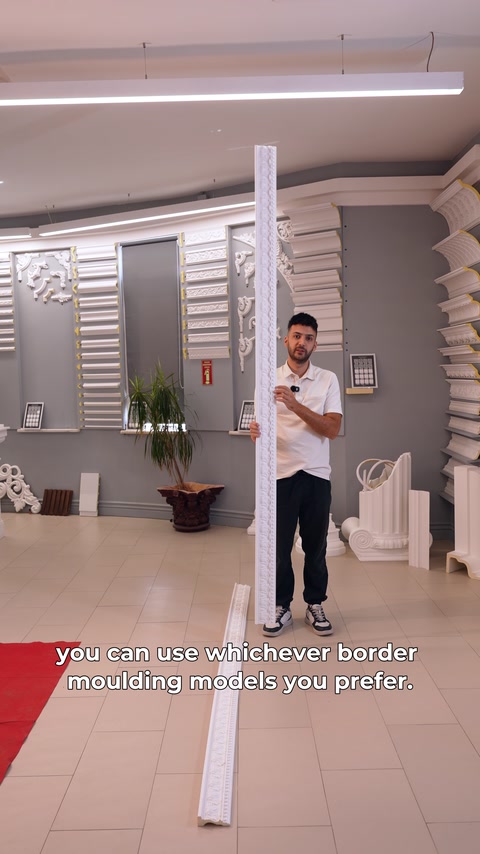 Kabartmalı rigid bordür showroomda dik ve düz sergileniyor.