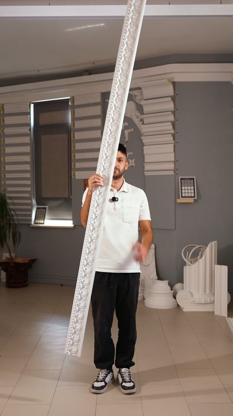 Kabartmalı bordür, showroomda sunucunun yanında hafif eğik konumda tutuluyor.