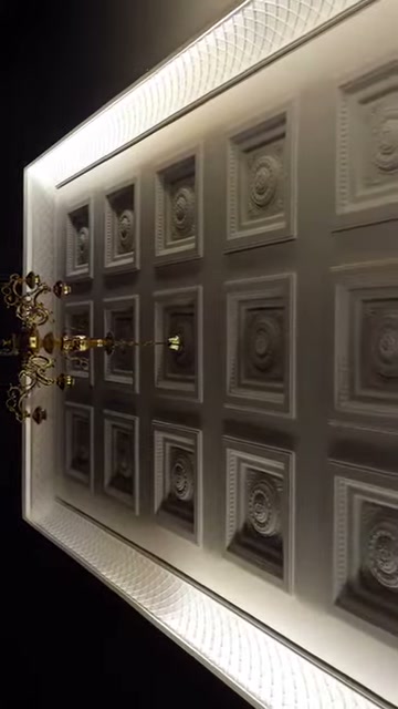 Gizli ışıklı tavan çerçevesi dekoratif kare kubbe düzenini vurguluyor