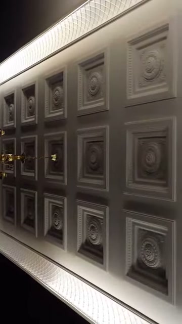 Showroom tavanındaki simetrik kubbe panelleri yakından görüntüleniyor