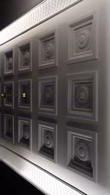 Yakın planda kare tavan kubbelerinin kabartmalı merkez detayları seçiliyor