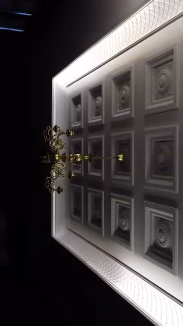 Showroomdaki tavan uygulaması kare kabartmalar ve çerçevelerle tamamlanmış