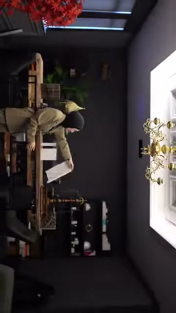 Sunucu showroom masasındaki beyaz dekoratif parçayı elinde inceliyor