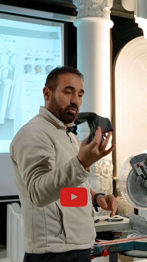 Usta, gönye makinesi yanında kesim tekniğinin ayrıntılarını açıklıyor