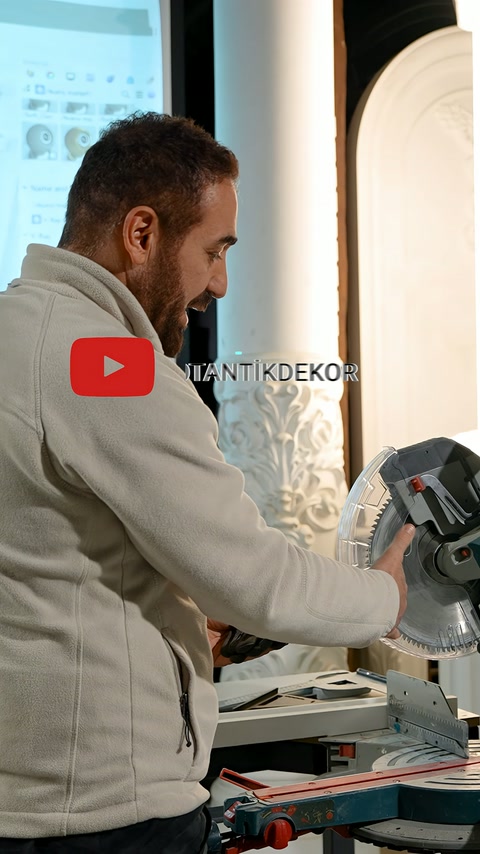 Profil numunesi, uygulama yönü anlatılırken makine yanında tutuluyor