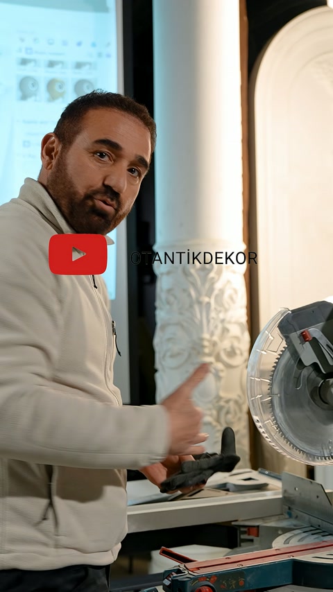 Usta, dekoratif parçanın kenarını göstererek birleşim şeklini açıklıyor