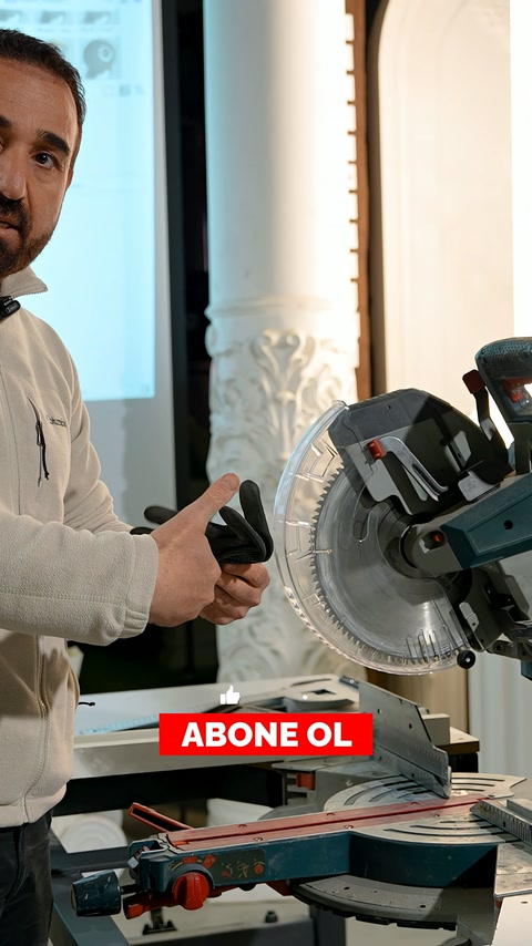 Usta, makine başında profil parçasını kavrayarak kesimi anlatıyor