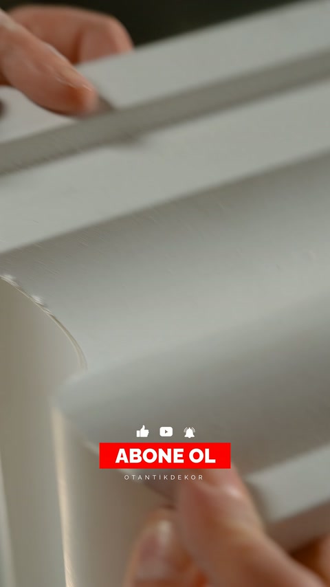 Beyaz profil parçalarının açılı kenarları yakın planda karşılaştırılıyor