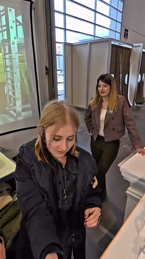 Kadın ziyaretçi, sergilenen ürünler hakkında açıklamaları dinliyor.
