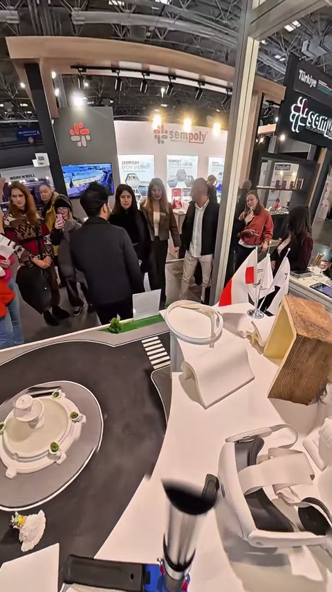 Fuar ziyaretçileri, standdaki mimari dekorasyon örneklerini birlikte inceliyor.