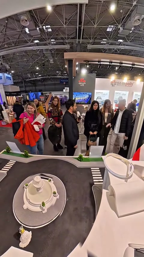 Geniş stand görünümünde maket yapılar ve dekoratif ürünler dikkat çekiyor.