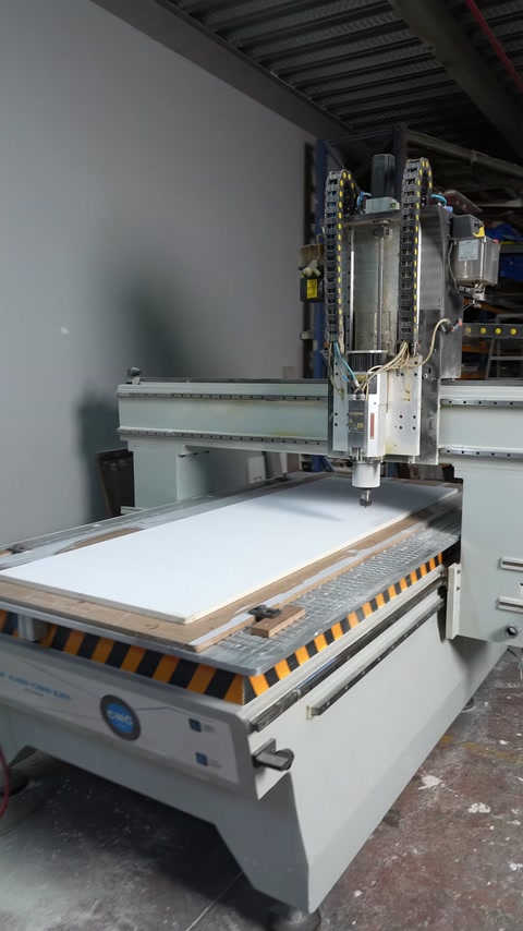 Geniş panel CNC tezgâhının çalışma tablasına yerleştirilmiş