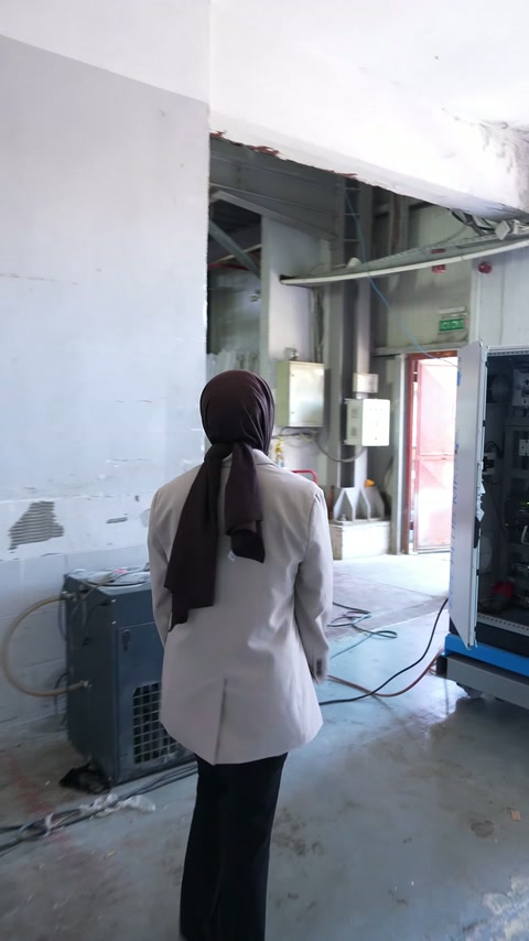 Beyaz kaplamalı geçiş alanında açık kapı ve çalışma bölümü görünüyor