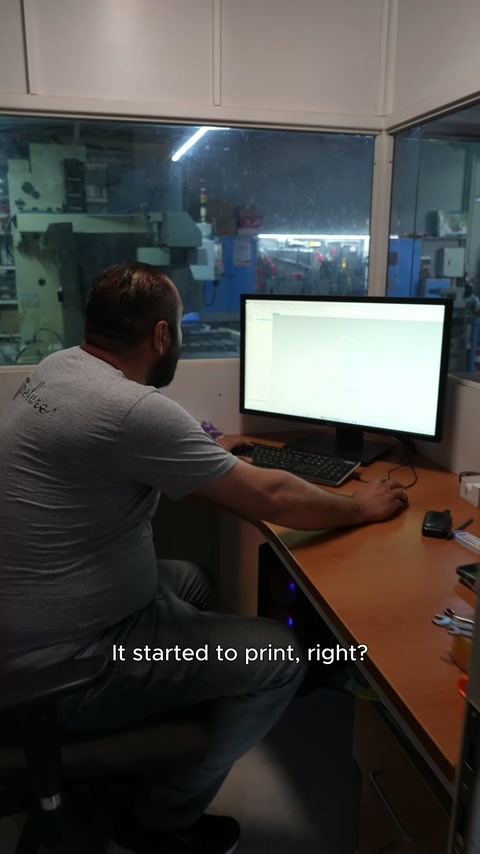 Üretim bilgisayarı karşısında çalışan, CNC sürecine hazırlık yapıyor
