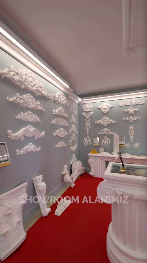 Showroom duvarında çeşitli motifler, bordürler ve dekoratif süslemeler