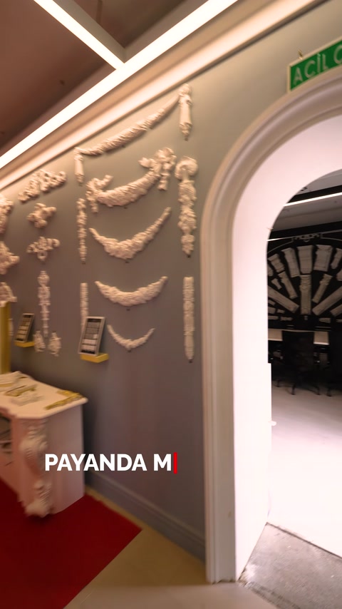 Kemerli geçit yanında sergilenen payanda ve çiçek motifleri