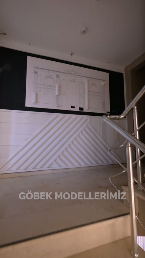 Merdiven duvarında diyagonal çıtalar ve klasik panel örnekleri bulunuyor