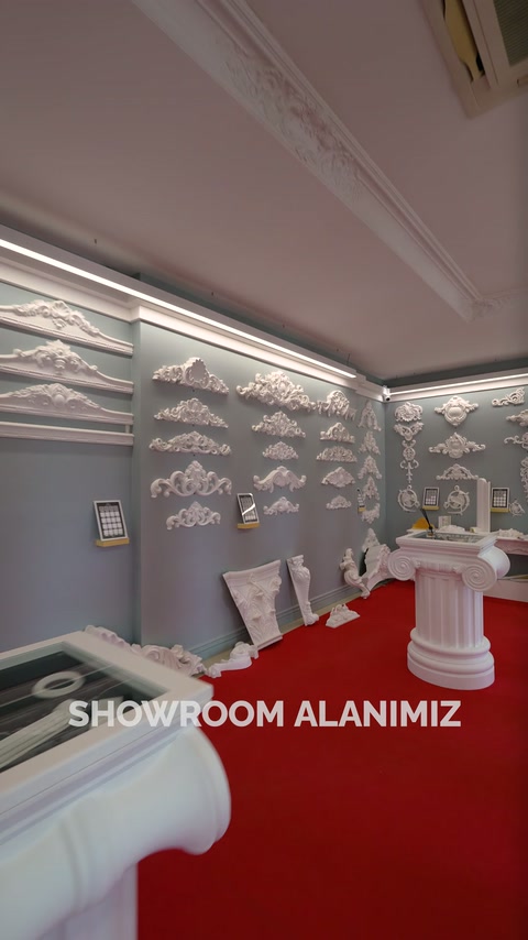 Duvar motifleri, şömine çerçevesi ve sütunlar showroomda birlikte görülüyor