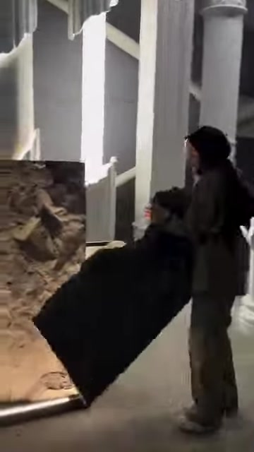 Kaya panelin bükülen bölümü elde açık biçimde sergileniyor