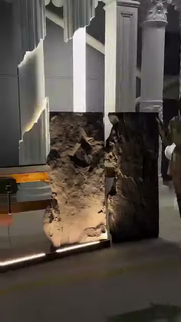 Aydınlatılmış kaya panel ile koyu arka yüz yan yana duruyor