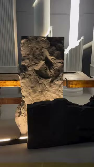 Kaya panelin önündeki koyu parça aşağı doğru hareket ettiriliyor