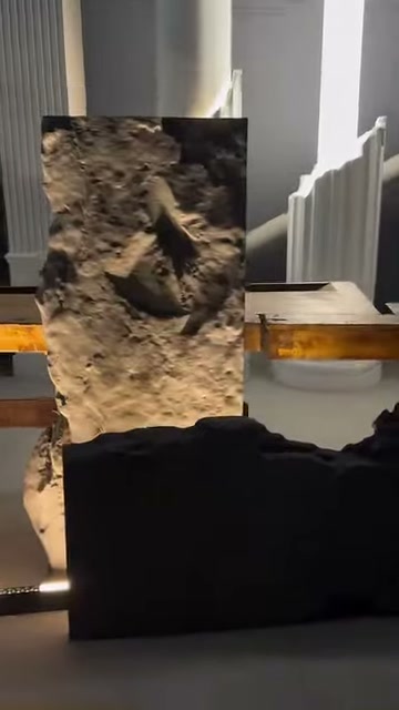 Kabartılı panel sabit dururken koyu parça ön tarafta tutuluyor