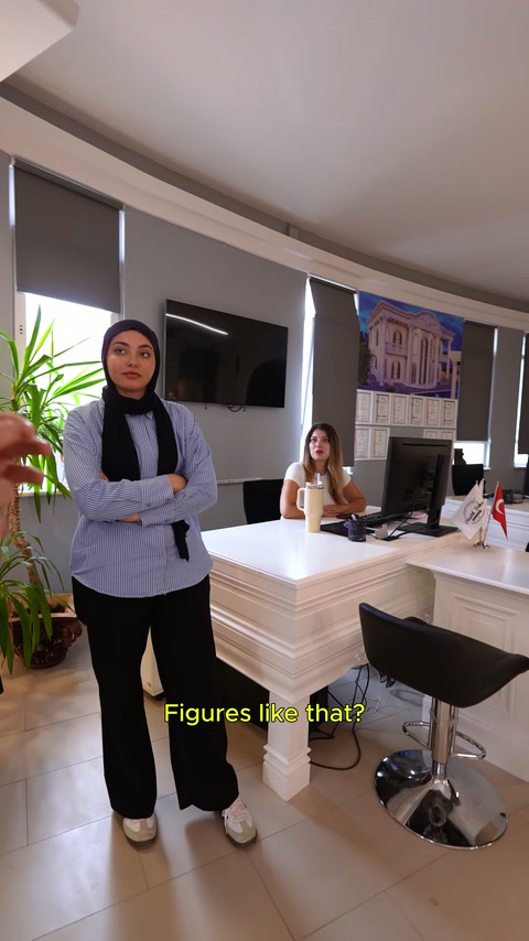 Toplantı alanında özel figür üretimine ilişkin seçenekler görüşülüyor.