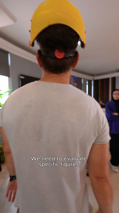 Yetkili, ofis toplantısında dekoratif üretim kapsamını ekip üyelerine aktarıyor.