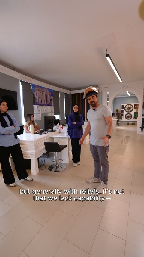 Showroom ofisinde ekip, rölyef tasarımlarının uygulanabilirliğini görüşüyor.