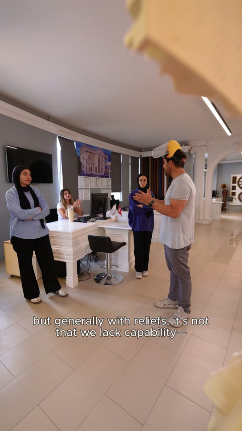 Toplantıda dekoratif kabartma üretiminin farklı kullanım alanları ele alınıyor.