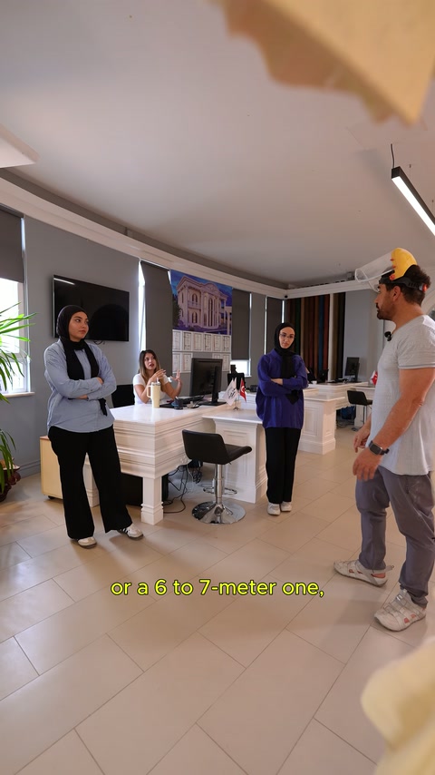 Ekip, geniş ölçekli dekoratif uygulama fikrini toplantı sırasında değerlendiriyor.