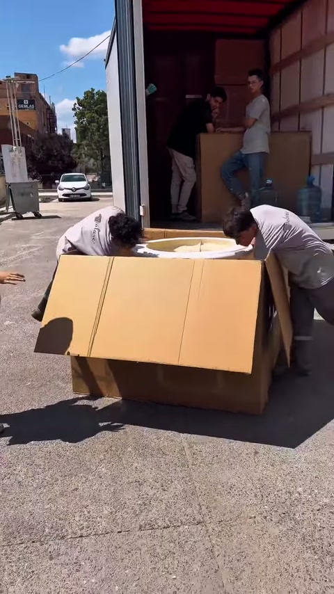 Çalışanlar beyaz dekoratif parçanın iki yanından sağlamca kavrıyor