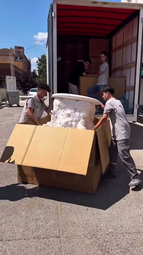 Beyaz başlık kutu kenarını aşacak şekilde yukarı kaldırılıyor