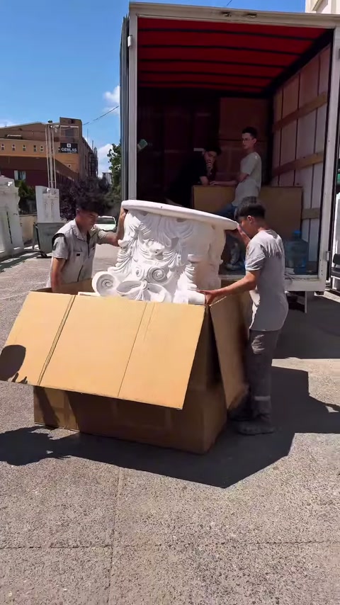 Akantus bezemeli sütun elemanı çalışanların ellerinde yükseliyor