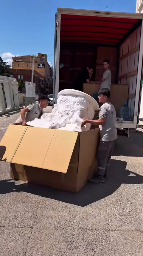Oyma görünümlü yaprak detayları ambalajdan çıkarken belirginleşiyor