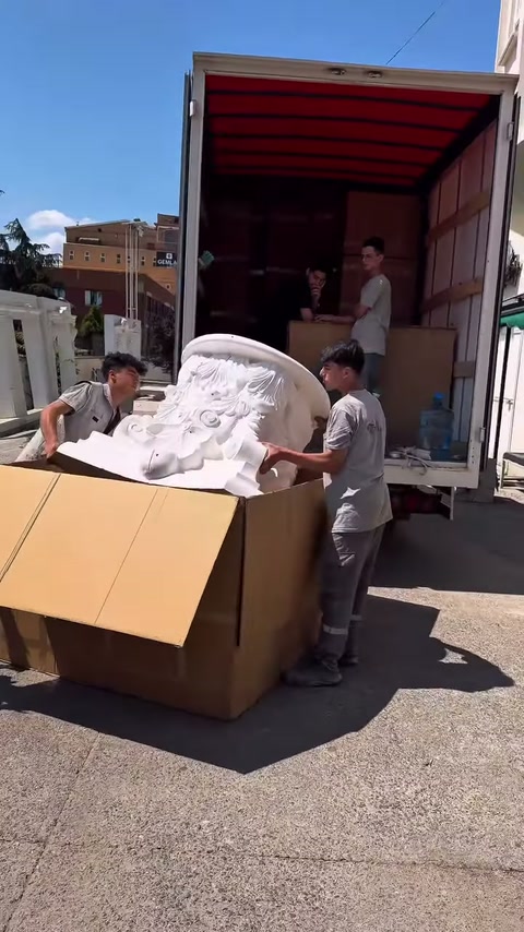 Dekoratif başlığın geniş üst tablası kutu üzerinde yükseliyor