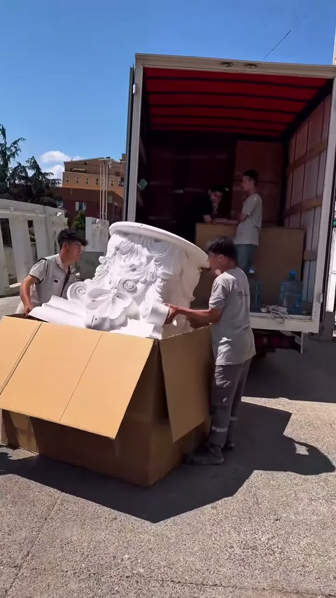 Çalışanlar kabartmalı parçayı ambalajın üst sınırından çıkarıyor