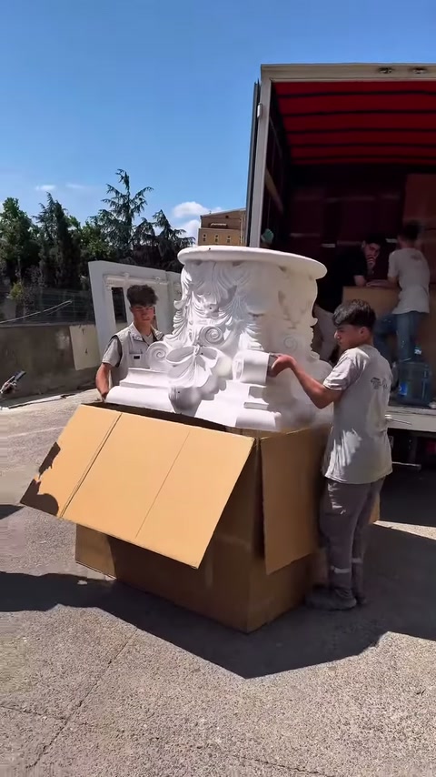 Beyaz sütun başlığı açık kutu üzerinde dik tutuluyor