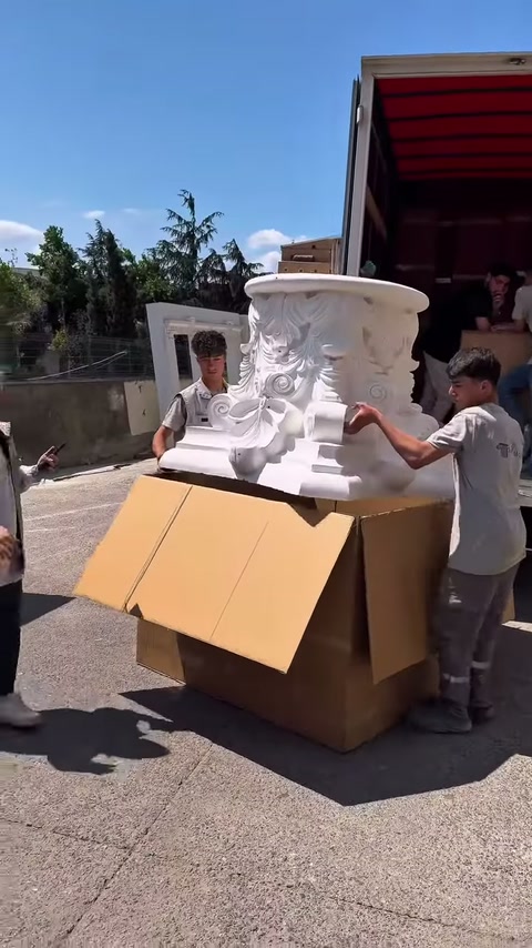 Ekip başlığı öne doğru alırken alt kaide açığa çıkıyor