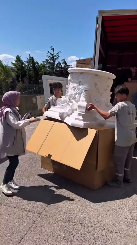 Yaprak bezemeli ön bölüm güneş ışığında tamamen görünür oluyor