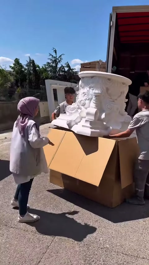 Çalışanlar ürünü kutudan ayırıp dış alana doğru taşıyor
