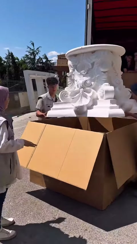 Geniş üst tabla ve kademeli alt bölüm birlikte sergileniyor